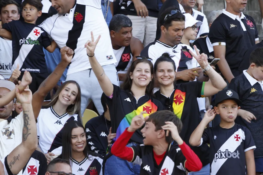 Veja fotos da torcida do Vasco na vitória sobre o Volta Redonda no ES