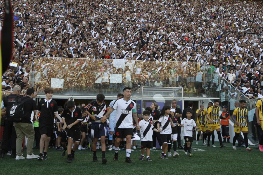 Veja fotos da torcida do Vasco na vitória sobre o Volta Redonda no ES