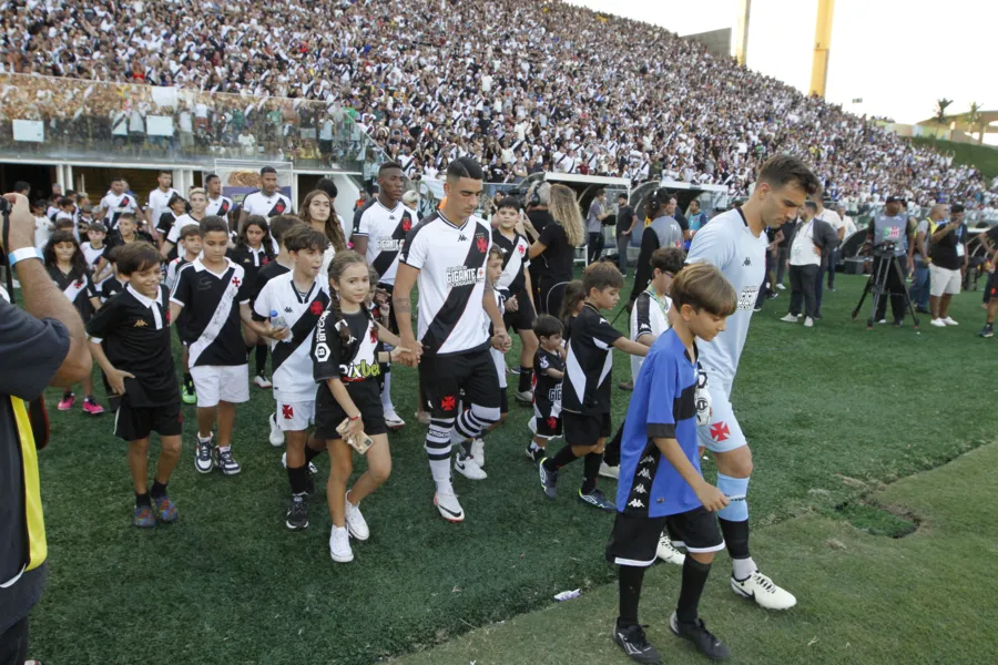 Veja fotos da torcida do Vasco na vitória sobre o Volta Redonda no ES