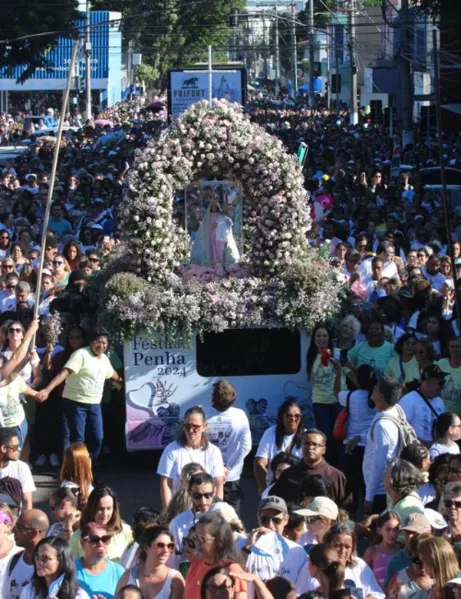 FOTOS | Mulheres lotam ruas de Vila Velha em romaria na Festa da Penha