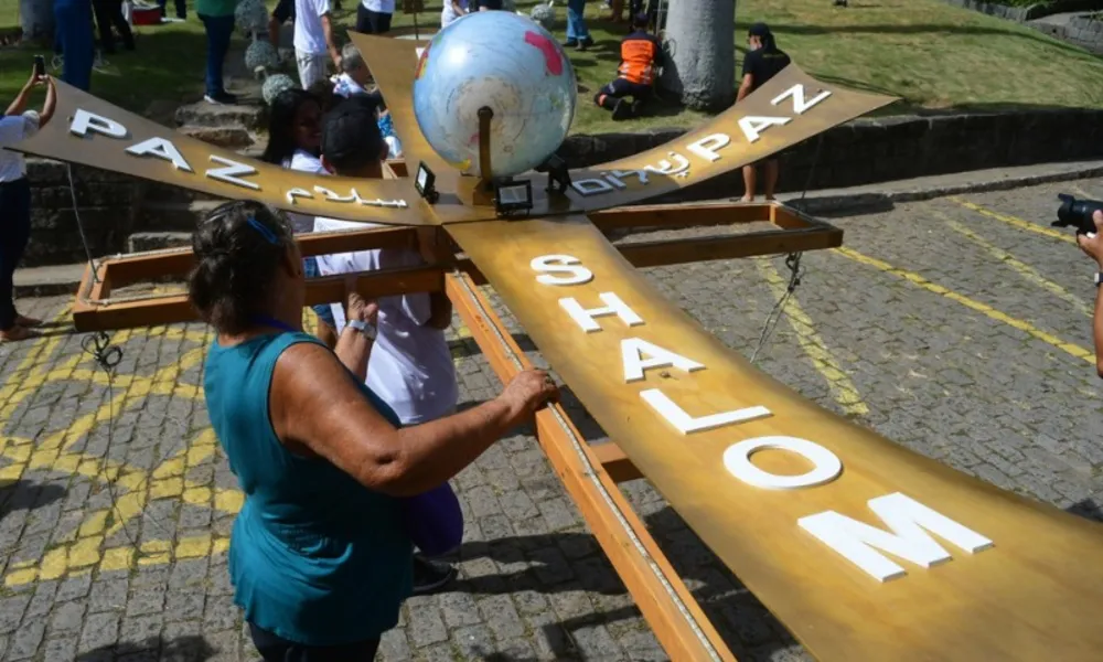 FOTOS | Veja o Terço Gigante instalado no Convento da Penha