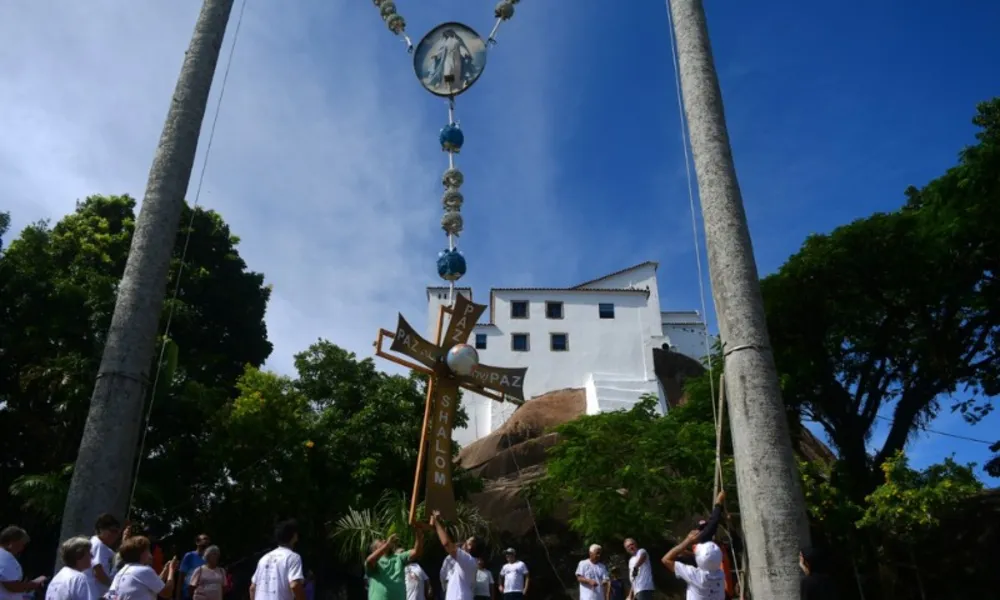 FOTOS | Veja o Terço Gigante instalado no Convento da Penha