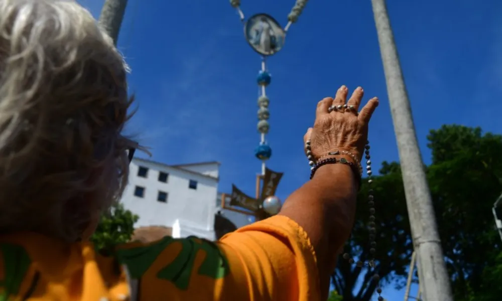 FOTOS | Veja o Terço Gigante instalado no Convento da Penha