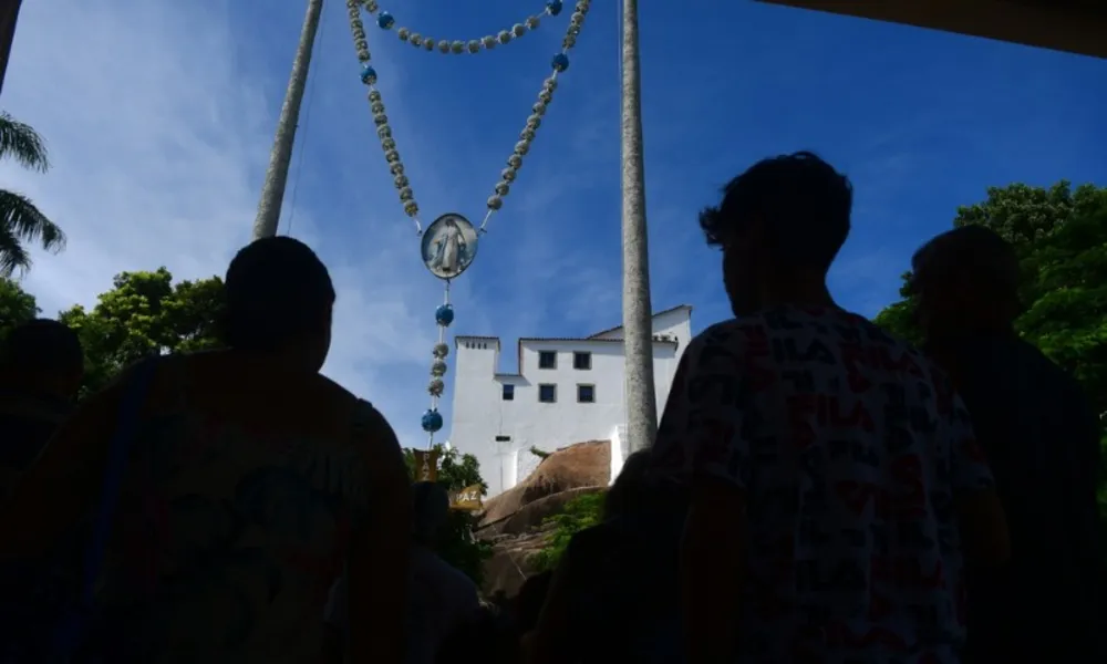 FOTOS | Veja o Terço Gigante instalado no Convento da Penha