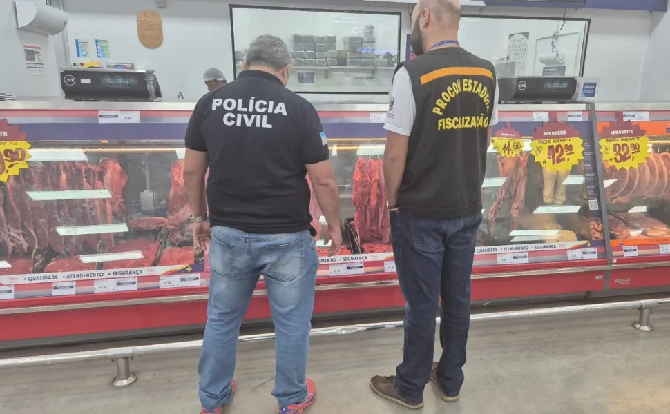 287 kg de carne vencida e produtos com mofo são apreendidos em supermercados no ES