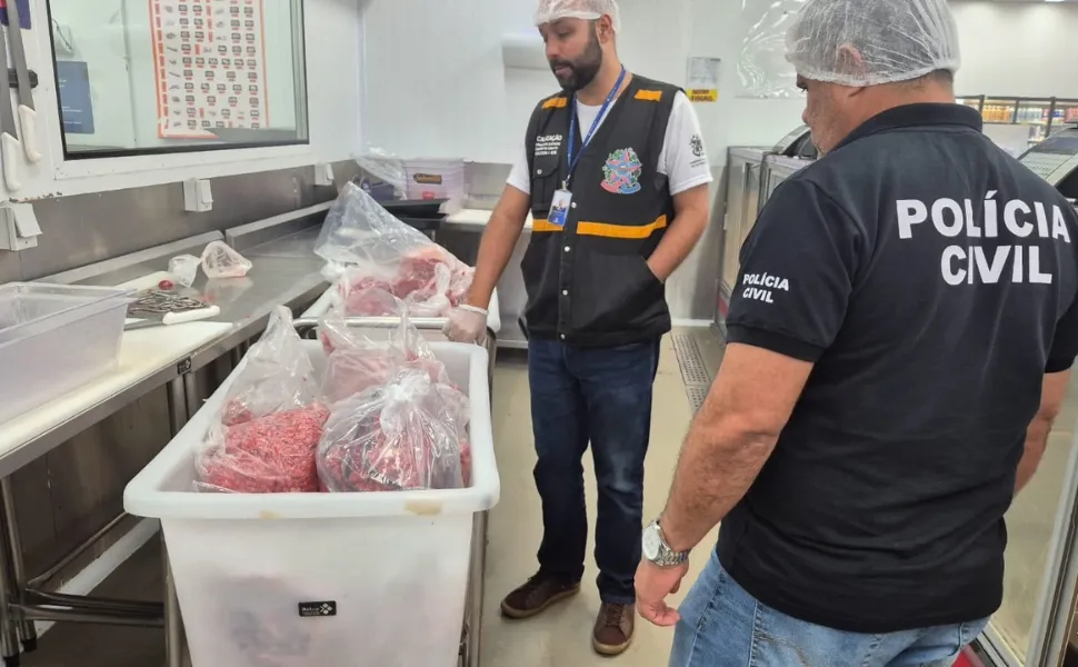 287 kg de carne vencida e produtos com mofo são apreendidos em supermercados no ES