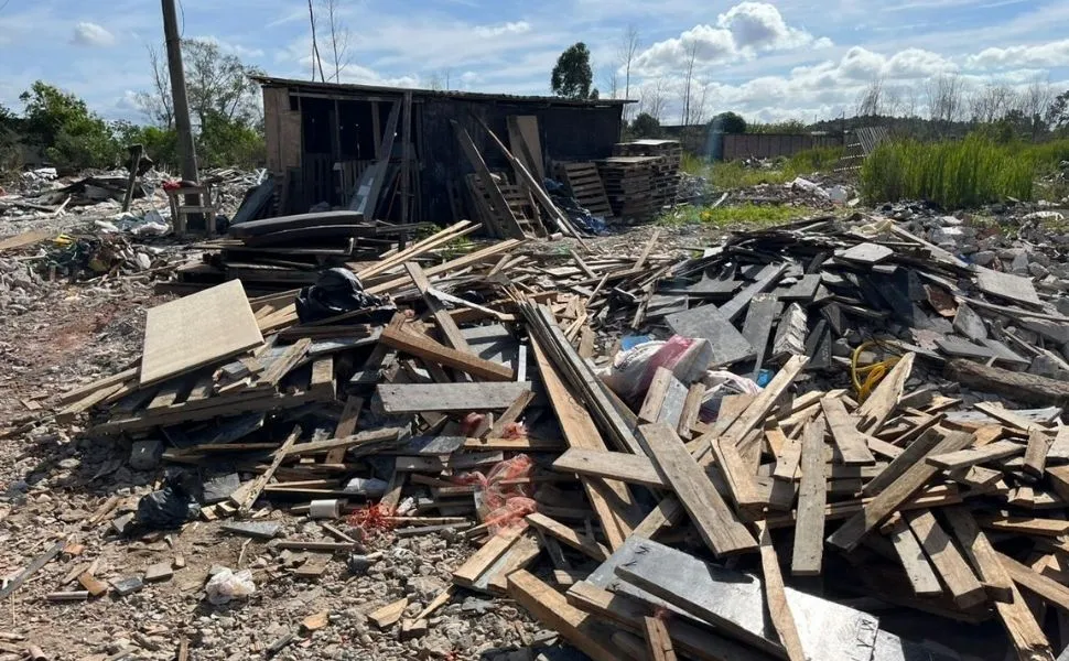 Carvoaria ilegal é fechada e dono é detido por crime ambiental em Vila Velha
