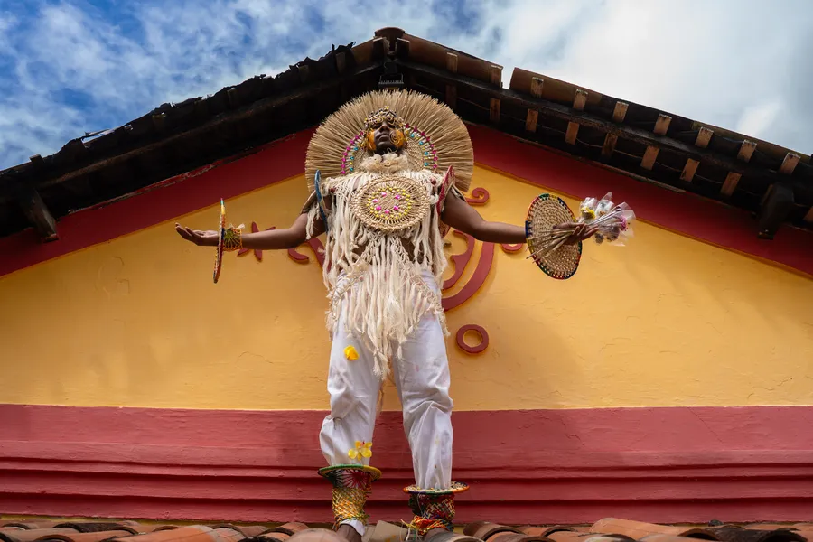 Com sessões gratuitas, ÎANDÉ transforma teatro em solo sagrado da memória negra