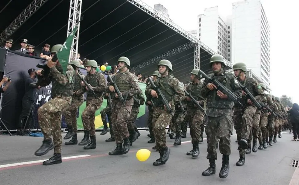 Acrobacias, simulações e helicópteros marcam o desfile de 7 de setembro