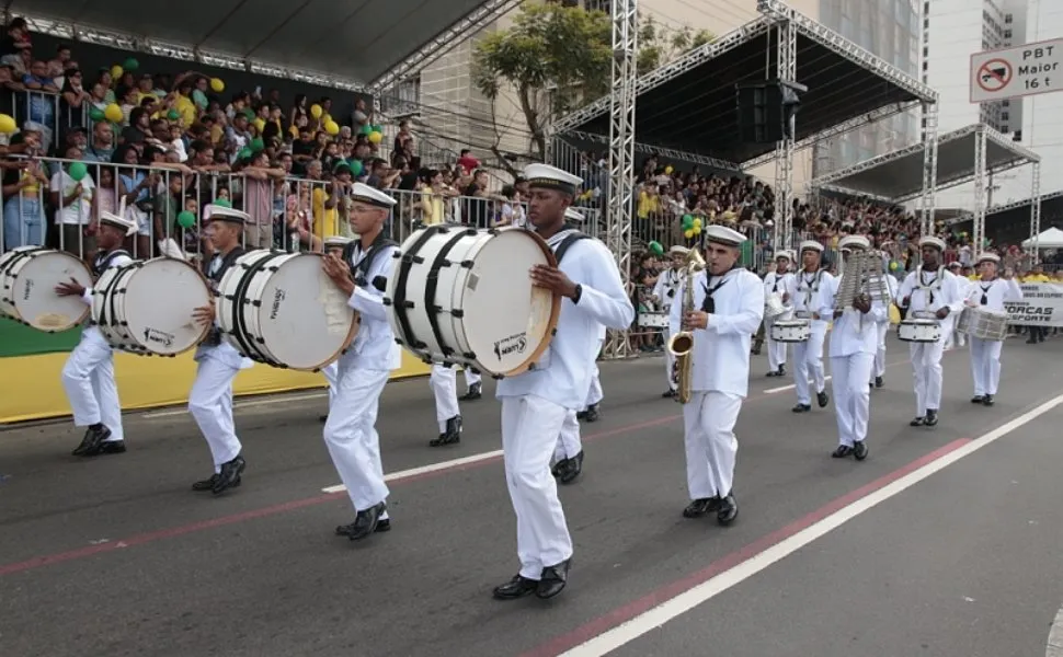 Acrobacias, simulações e helicópteros marcam o desfile de 7 de setembro