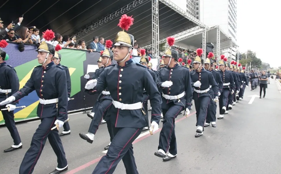 Acrobacias, simulações e helicópteros marcam o desfile de 7 de setembro
