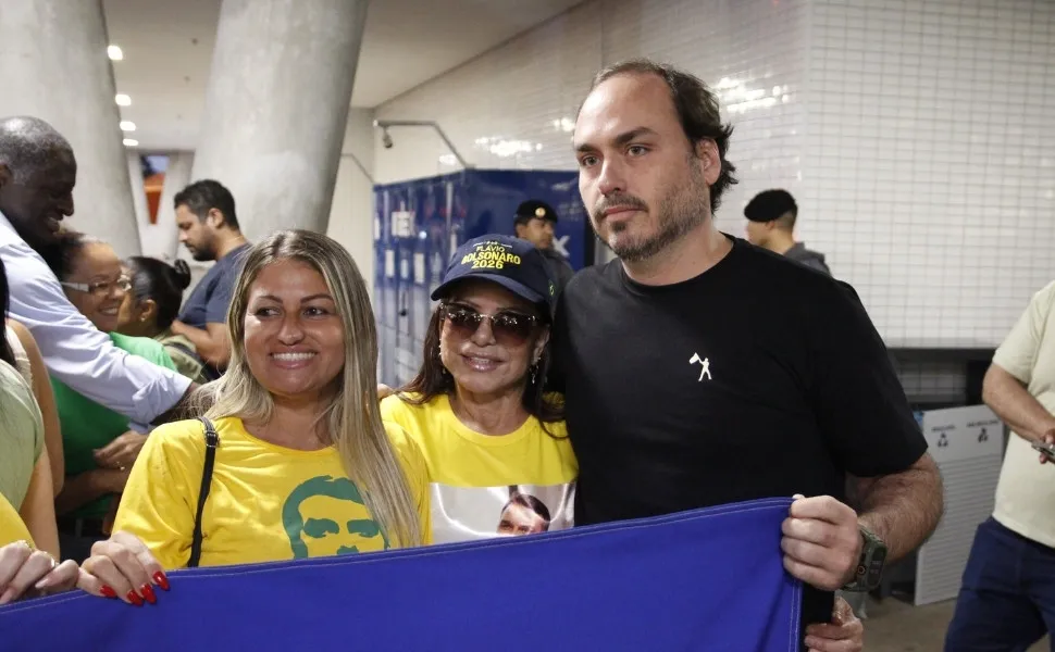 Em Vitória, Flávio Bolsonaro diz que Zema pode ser seu vice para 2026