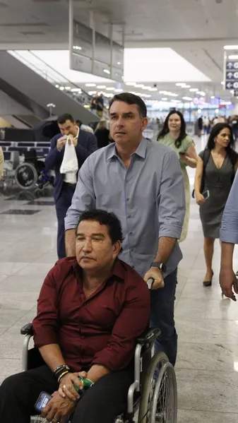 Em Vitória, Flávio Bolsonaro diz que Zema pode ser seu vice para 2026