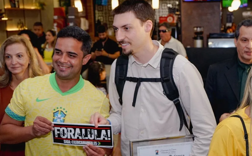 Em Vitória, Flávio Bolsonaro diz que Zema pode ser seu vice para 2026