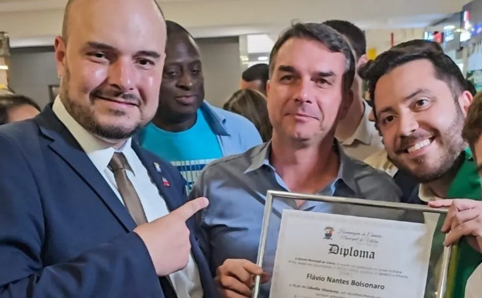 Em Vitória, Flávio Bolsonaro diz que Zema pode ser seu vice para 2026