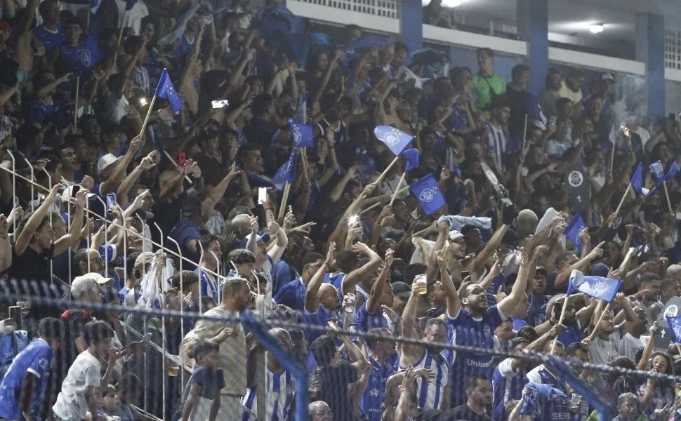 Vitória levanta a primeira taça do ano