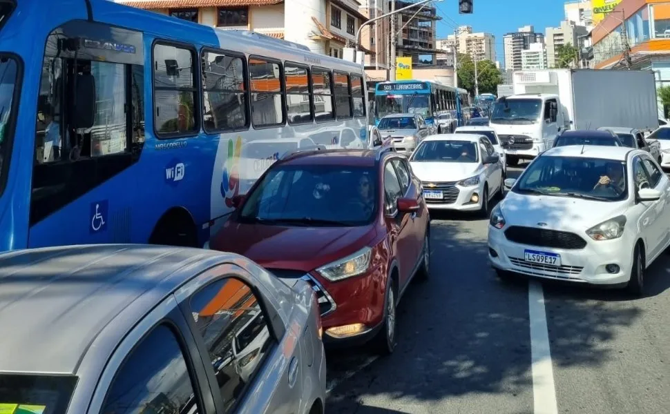 Dois acidentes e veículos em pane na 3ª Ponte dão nó no trânsito em Vila Velha