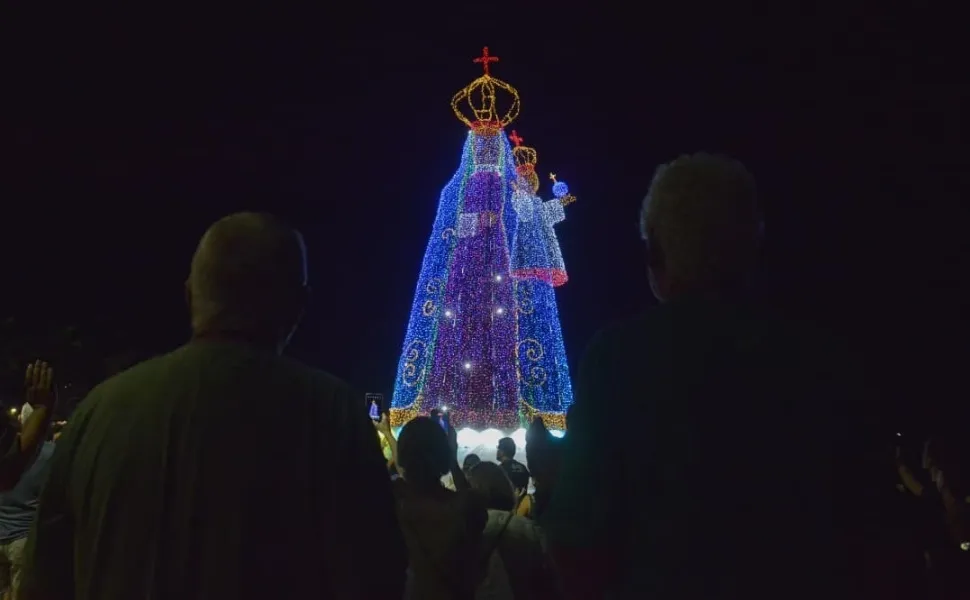 Imagem iluminada de Nossa Senhora da Penha é acesa em Vila Velha; veja fotos
