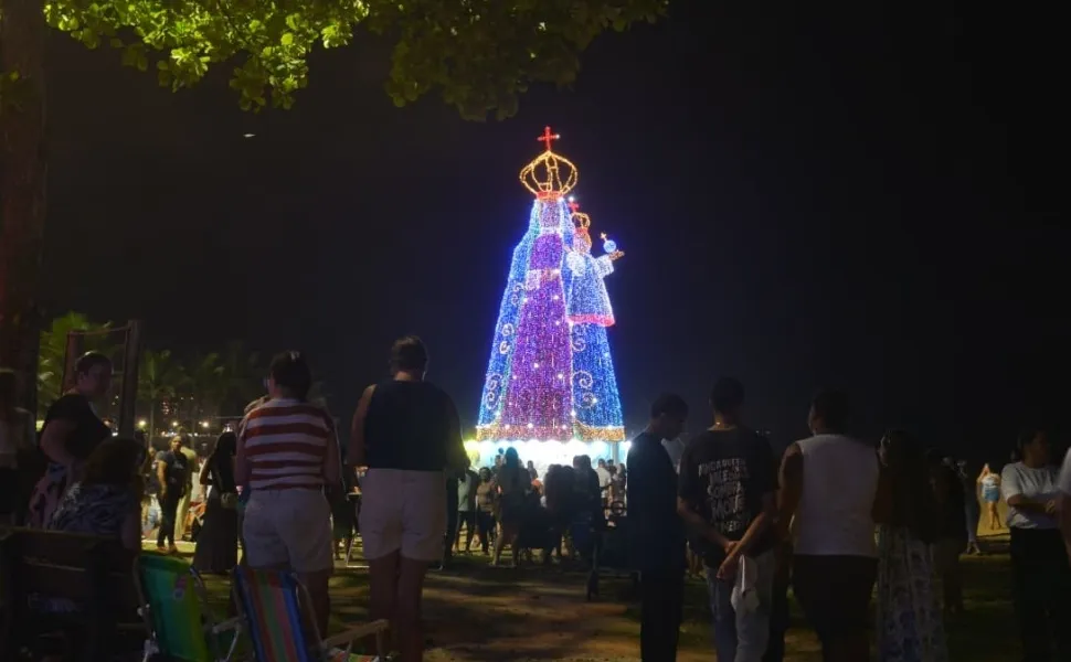 Imagem iluminada de Nossa Senhora da Penha é acesa em Vila Velha; veja fotos