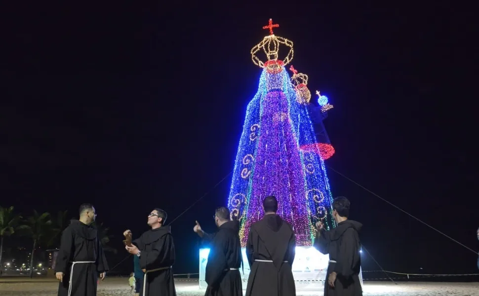 Imagem iluminada de Nossa Senhora da Penha é acesa em Vila Velha; veja fotos