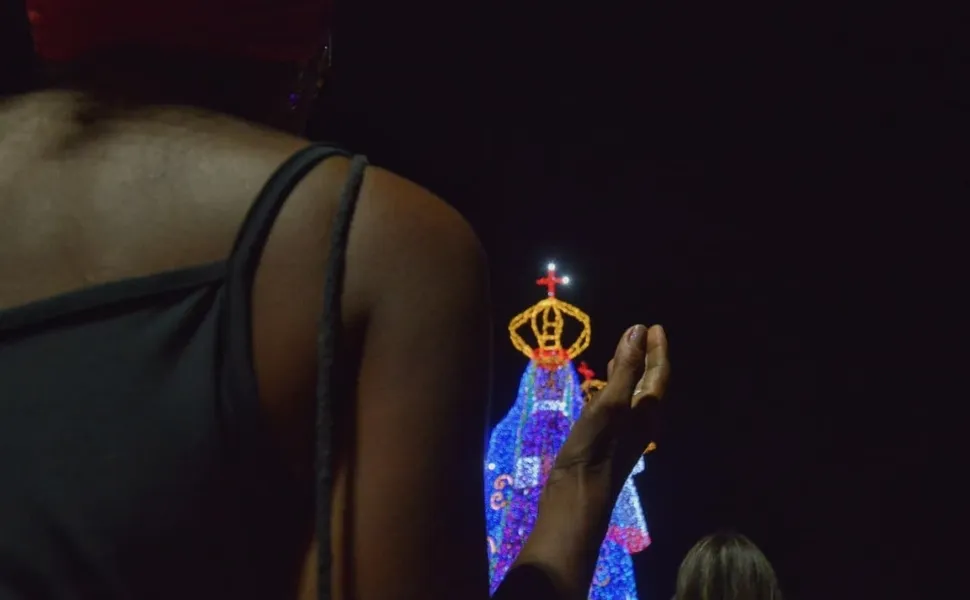 Imagem iluminada de Nossa Senhora da Penha é acesa em Vila Velha; veja fotos