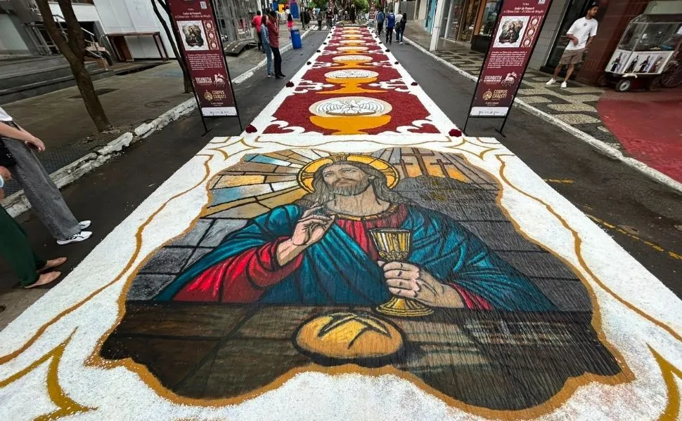 Tapetes de Corpus Christi transformam ruas de Castelo