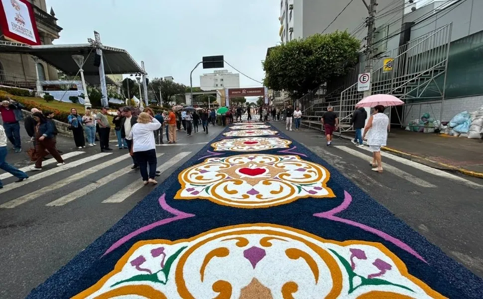 Tapetes de Corpus Christi transformam ruas de Castelo