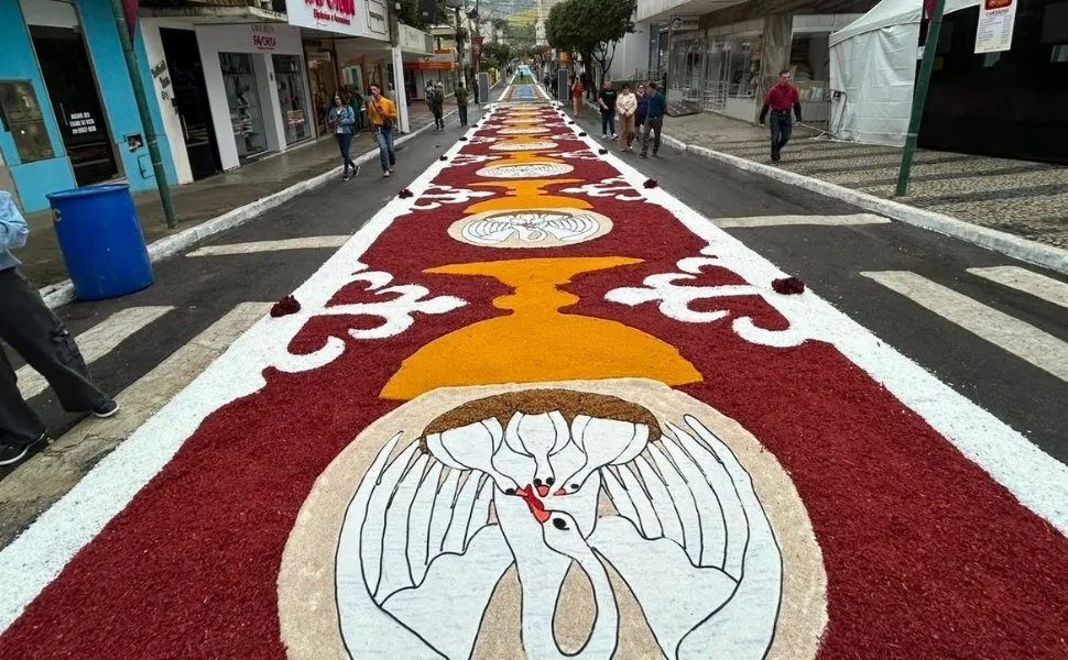 Tapetes de Corpus Christi transformam ruas de Castelo