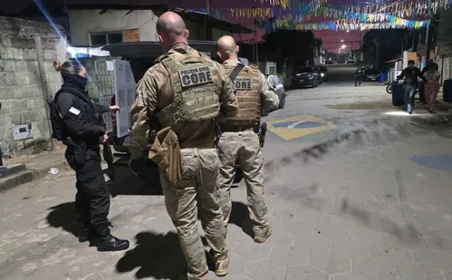 
          Imagem ilustrativa da imagem Megaoperação contra organização criminosa do tráfico de drogas prende 17
          