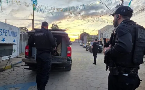 
          Imagem ilustrativa da imagem Megaoperação contra organização criminosa do tráfico de drogas prende 17
          