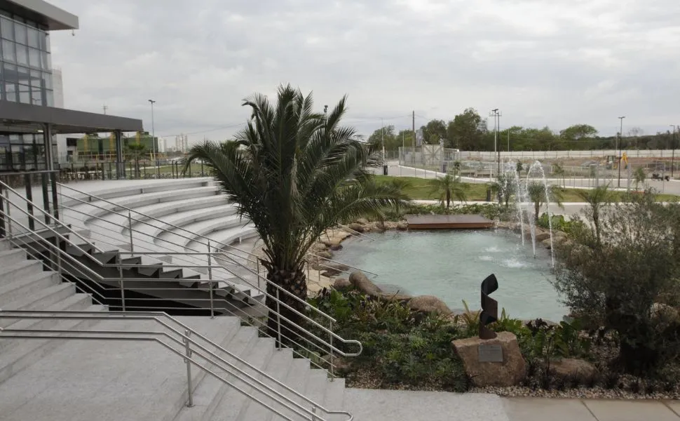 Megaigreja no Aeroporto de Vitória tem restaurante, livraria e até lago artificial