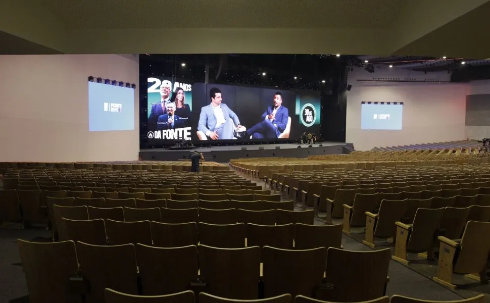 Megaigreja no Aeroporto de Vitória tem restaurante, livraria e até lago artificial