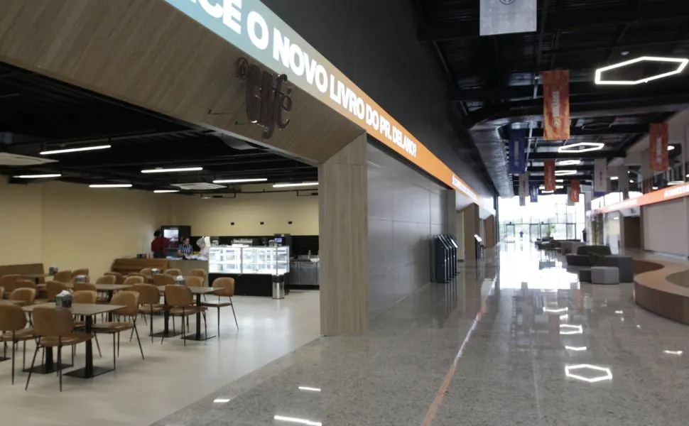 Megaigreja no Aeroporto de Vitória tem restaurante, livraria e até lago artificial