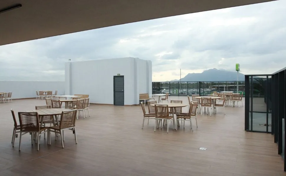 Megaigreja no Aeroporto de Vitória tem restaurante, livraria e até lago artificial