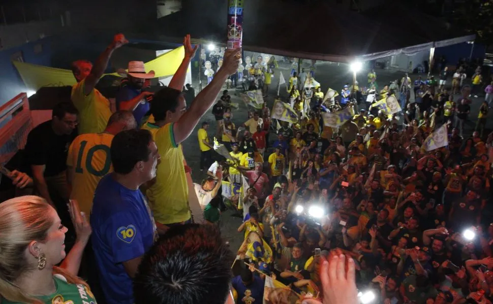 Apoiadores de Lorenzo Pazolini comemoram vitória para o governo do ES