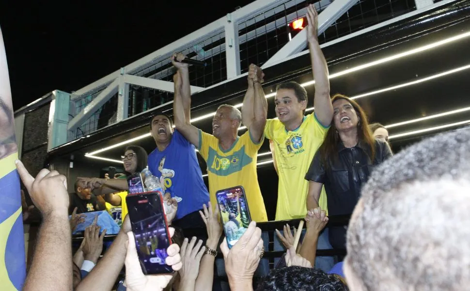 Apoiadores de Lorenzo Pazolini comemoram vitória para o governo do ES