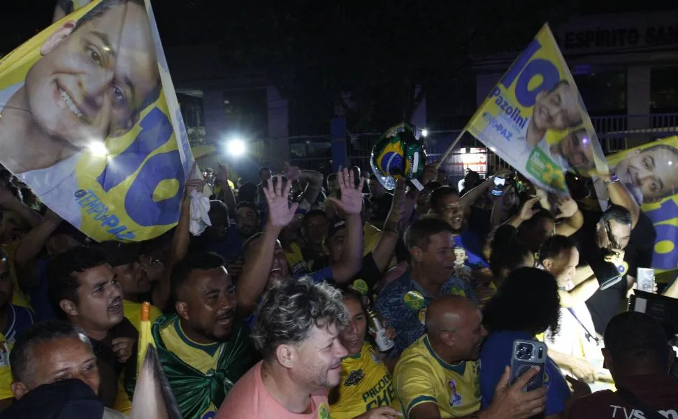 Apoiadores de Lorenzo Pazolini comemoram vitória para o governo do ES