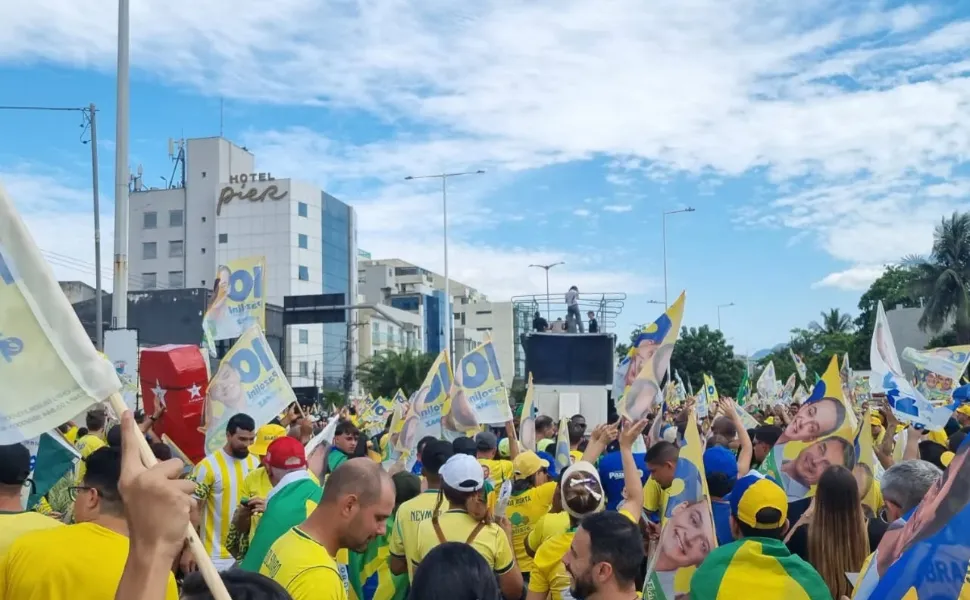 Ato de Flávio Bolsonaro reúne apoiadores em Vitória