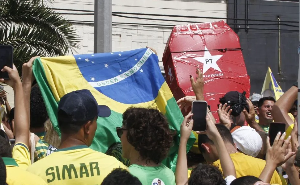 Ato de Flávio Bolsonaro reúne apoiadores em Vitória