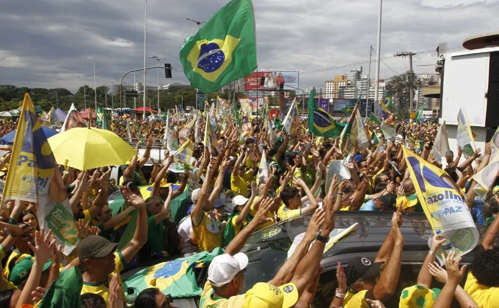 Ato de Flávio Bolsonaro reúne apoiadores em Vitória