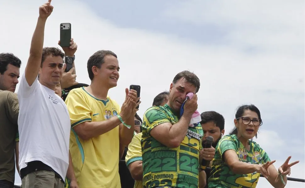 Ato de Flávio Bolsonaro reúne apoiadores em Vitória
