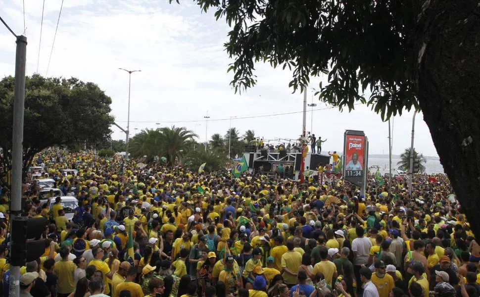 Ato de Flávio Bolsonaro reúne apoiadores em Vitória