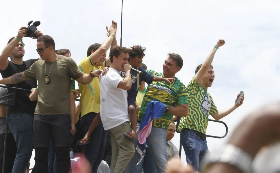 Ato de Flávio Bolsonaro reúne apoiadores em Vitória