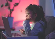 Criança usa computador: segundo especialistas, elas estão sendo influenciadas por modas perigosas da internet