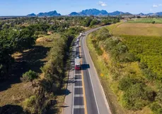 Trânsito na BR-101: pista simples coloca em risco o desenvolvimento da região Norte, segundo empresários.