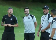 Comissão técnica do Rio Branco durante treinamento. Time busca reação para seguir vivo na Série D