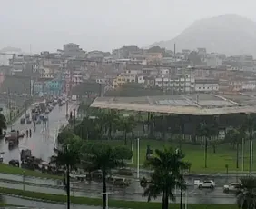 Imagem ilustrativa da imagem Chuva causa alagamentos e dá nó no trânsito em Vitória e Vila Velha