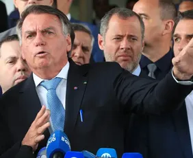 Imagem ilustrativa da imagem Bolsonaro ignora tarifas ao Brasil após anúncio de Trump e repete que é perseguido