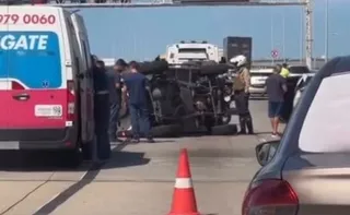 Imagem ilustrativa da imagem Capotamento na Terceira Ponte complica trânsito na tarde desta sexta; veja vídeo
