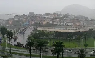Imagem ilustrativa da imagem Chuva causa alagamentos e dá nó no trânsito em Vitória e Vila Velha